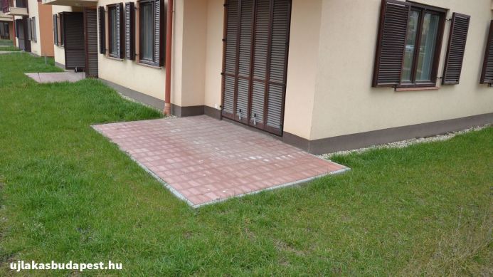 Eladó 57 m2-es földszinti új építésű lakás Duna partján.