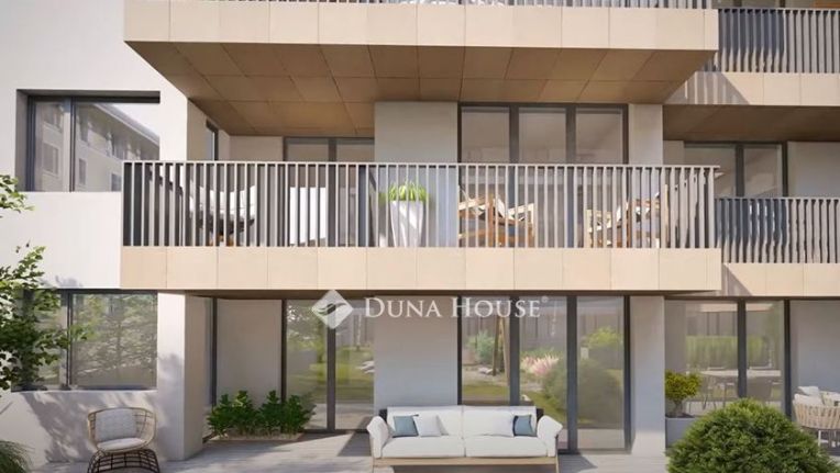 Új építésű társasház a Duna szomszédságában